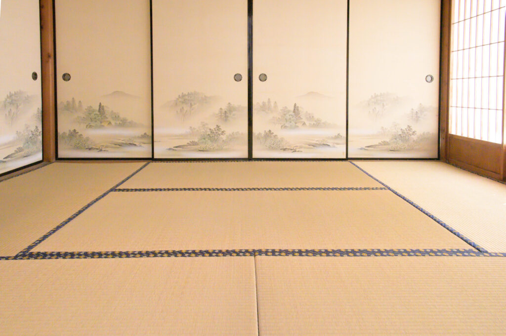 山水画を描いた襖で仕切られた畳の座敷