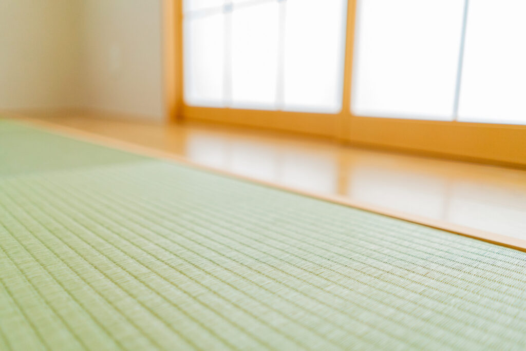 障子から光の入る畳の間