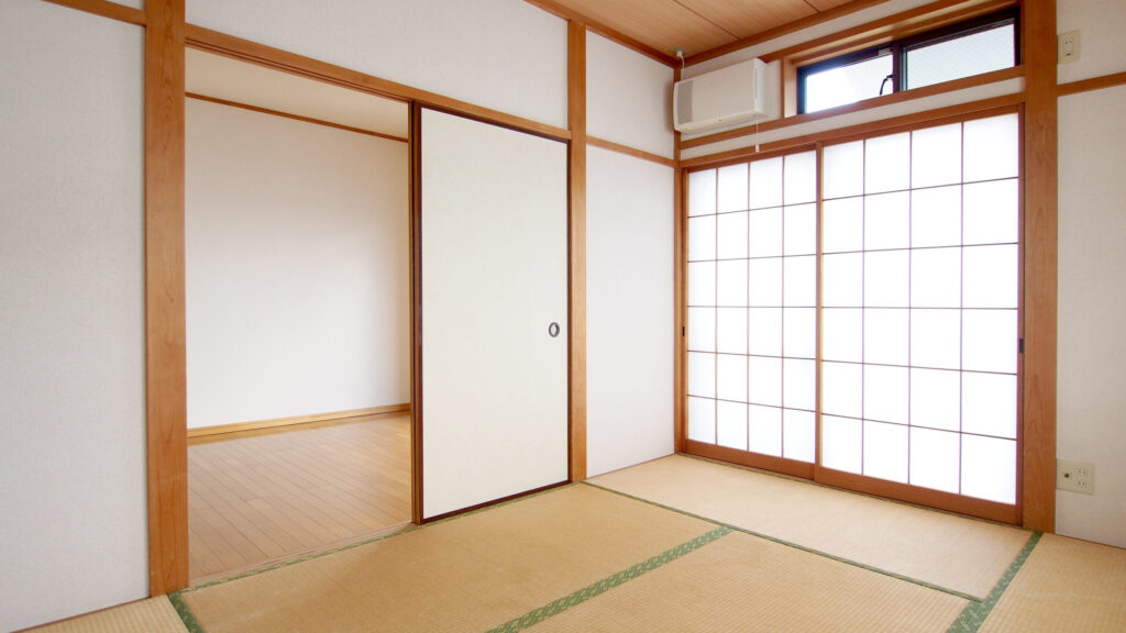 白い襖の引き戸を開けた畳の間と障子の窓