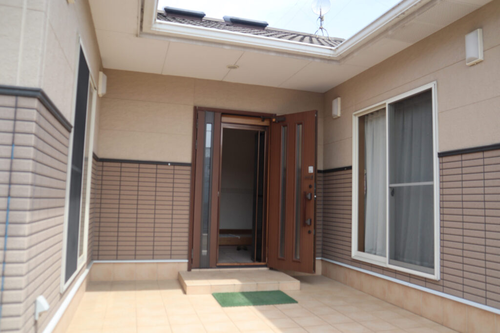 大屋根の平屋（深い軒のある家）（デモ） 施工後