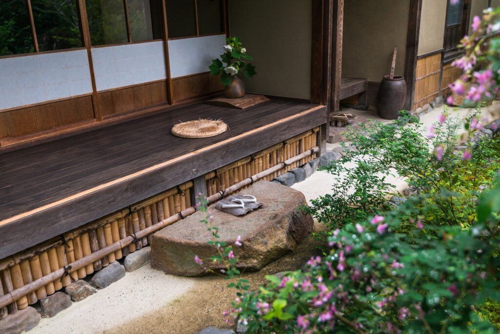 縁側から庭を見わたす平屋