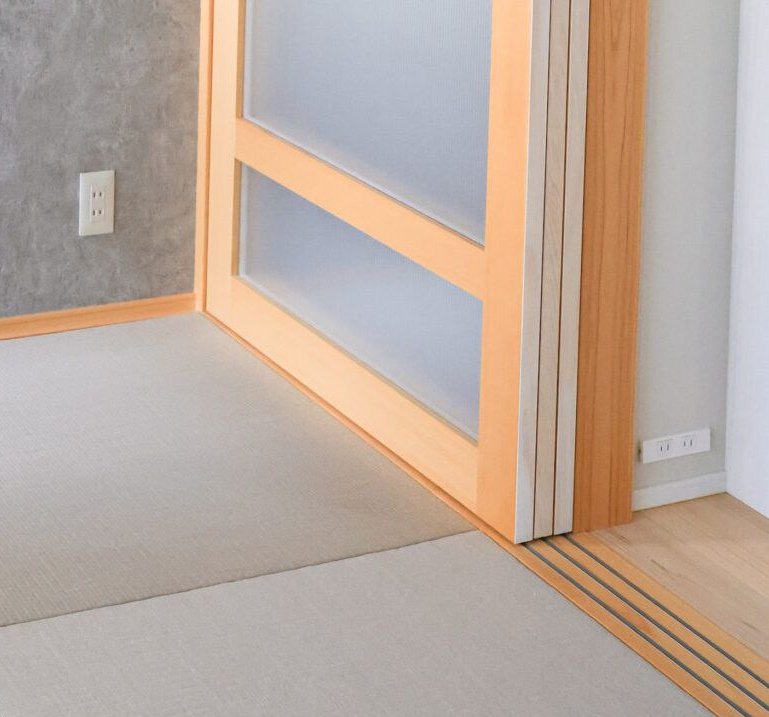 木の建具と縁なし畳、段差のない敷居