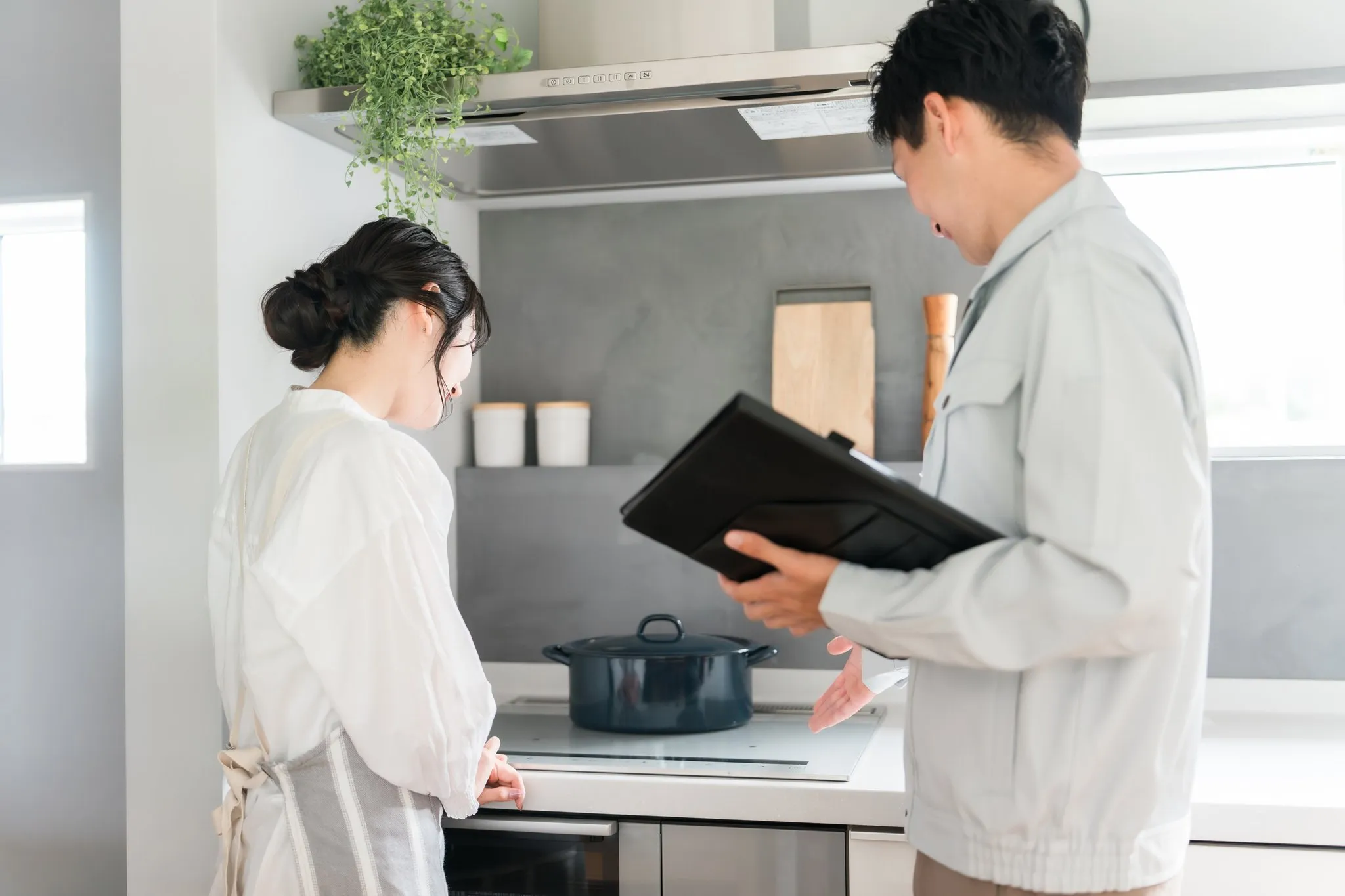 資料を開いて設計の考え方を説明する担当者