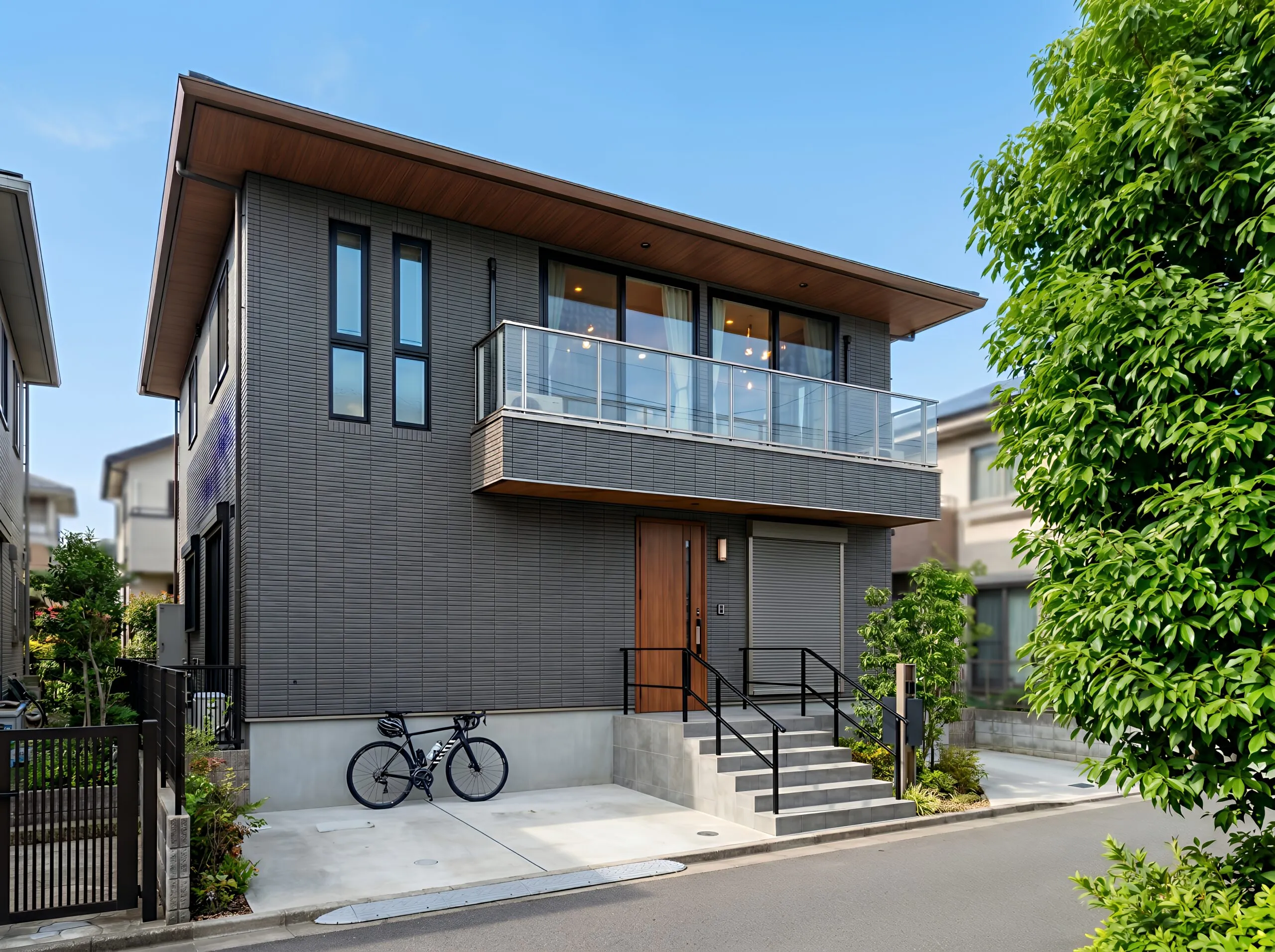 2階建て住宅の外観。上下に生活が分かれ、外壁・屋根が高い位置にある