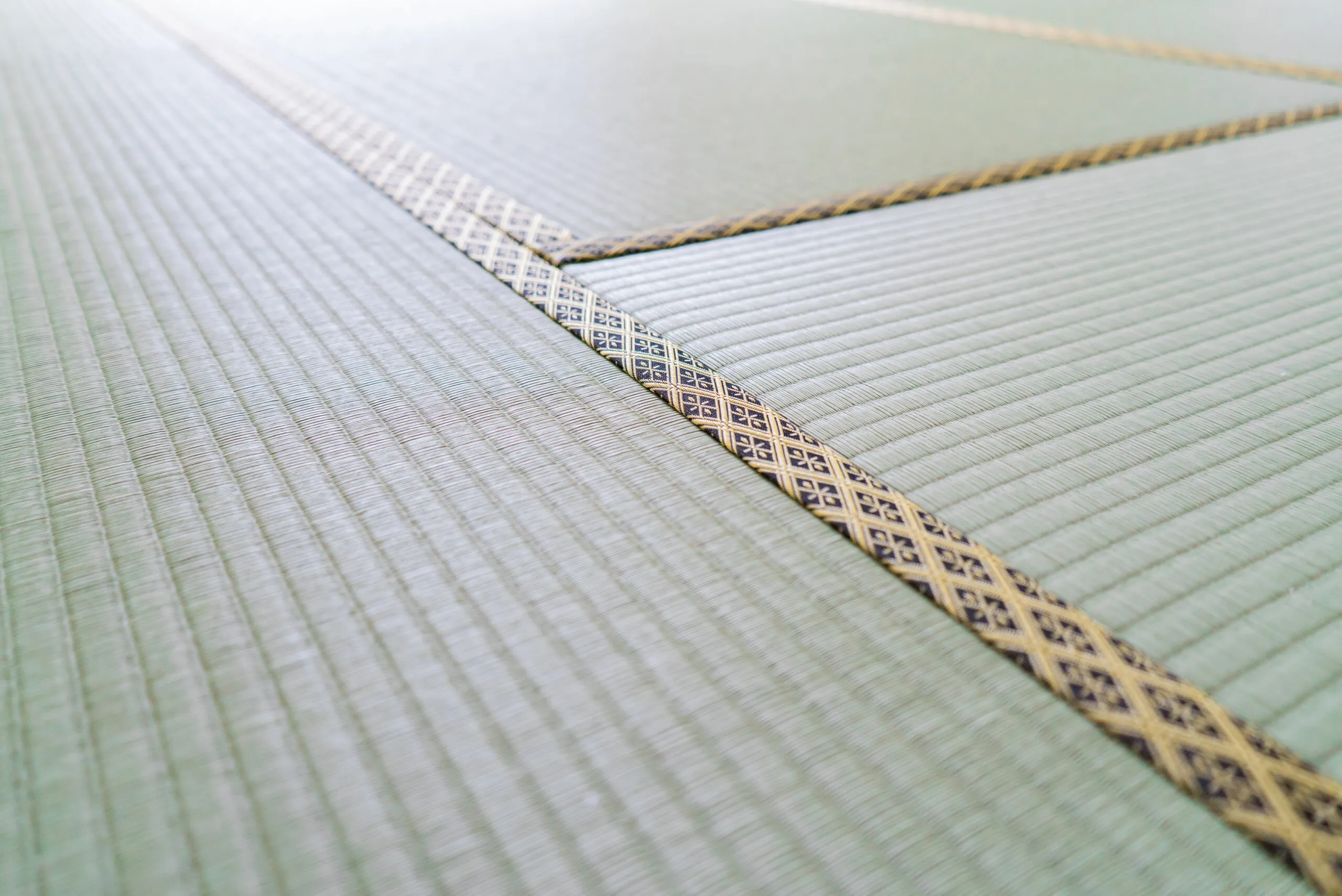 畳表と縁の織りのクローズアップ。自然素材の色合わせを確かめるカット