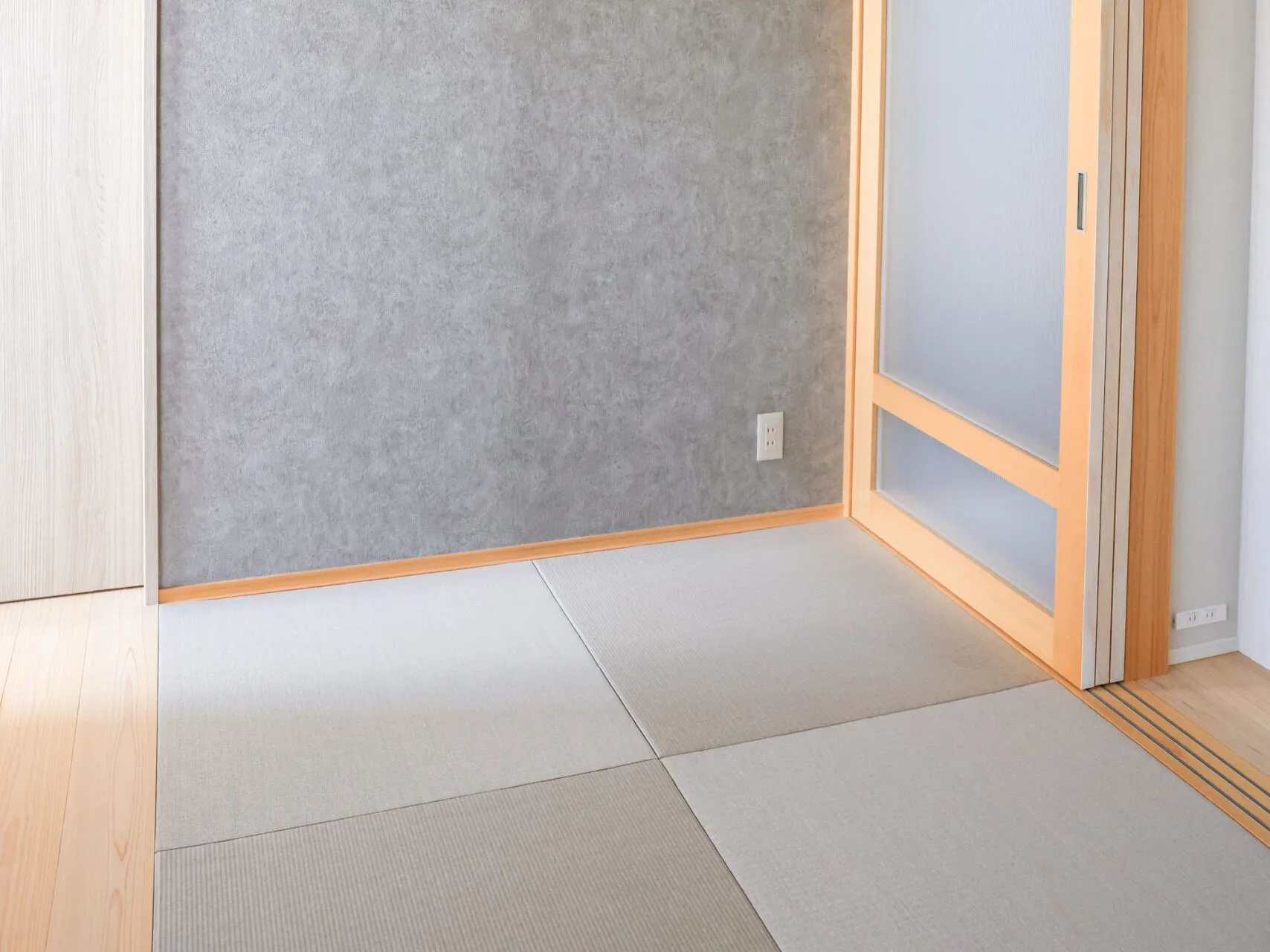 床と畳の段差をなくし、引き戸でつないだ和室